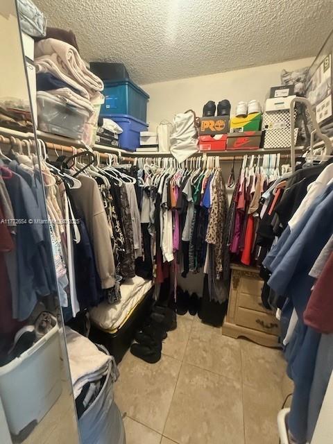 spacious closet with light tile patterned flooring