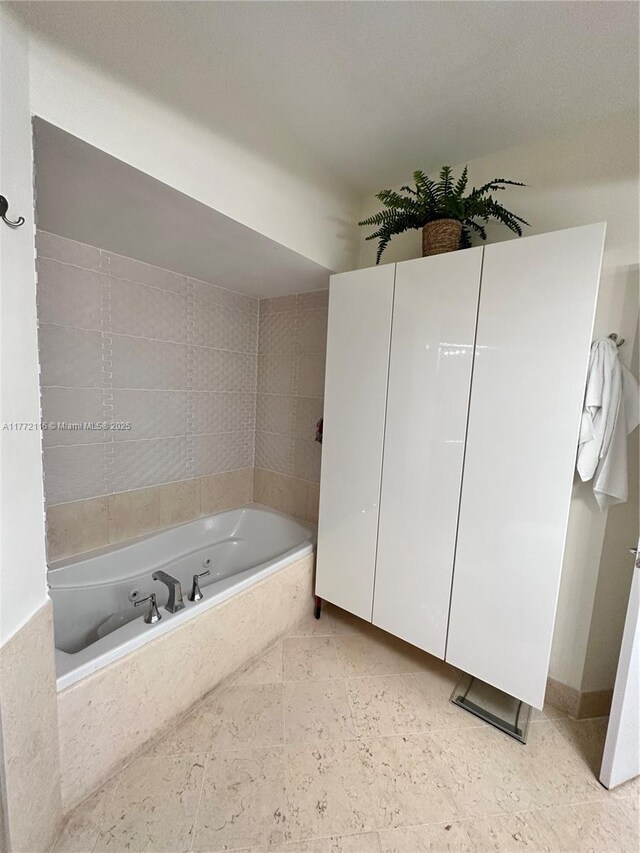 19900 E Country Club Dr Unit 1012, Aventura, FL 33180 - full bathroom featuring a bath