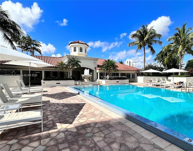 19900 E Country Club Dr Unit 1012, Aventura, FL 33180 - pool with fence and a patio area