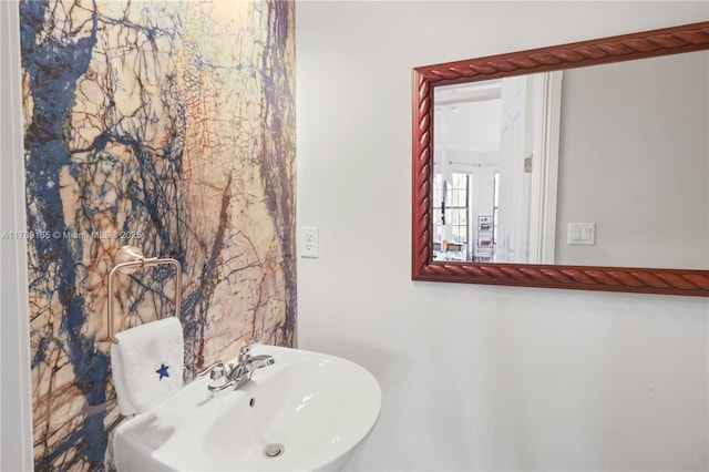 bathroom featuring a sink