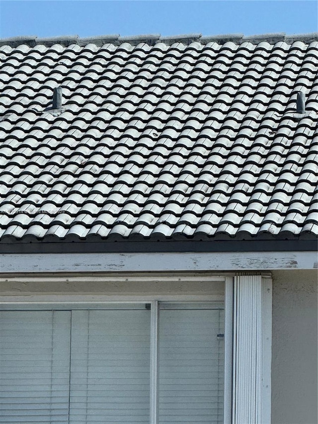 130 SW 109th Ave Unit 7, Sweetwater, FL 33174 - exterior view of a tile roof