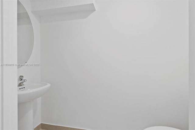bathroom featuring a sink