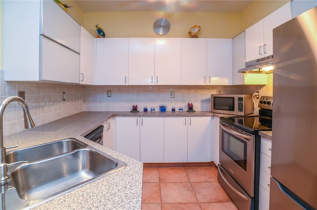 85 Gulfstream Rd Unit 304A, Dania Beach, FL 33004 - kitchen with stainless steel appliances, under cabinet range hood, a sink, tasteful backsplash, and white cabinetry