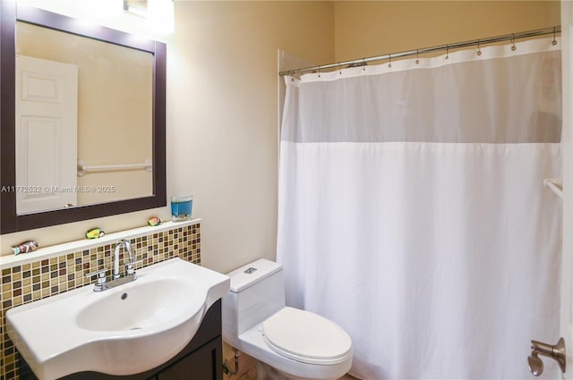 85 Gulfstream Rd Unit 304A, Dania Beach, FL 33004 - bathroom with backsplash, toilet, vanity, and a shower with curtain
