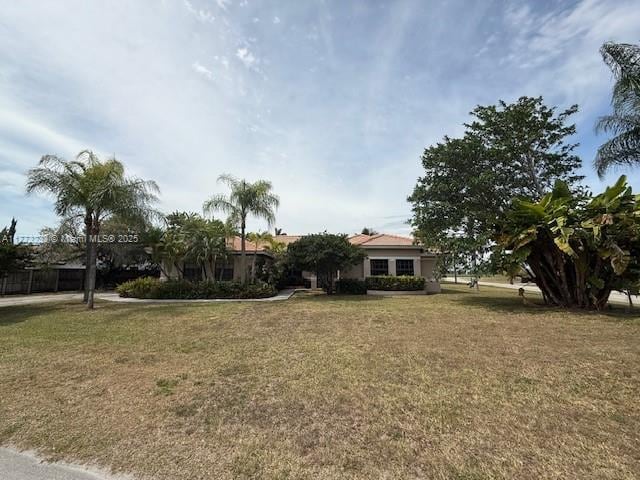 view of front facade with a front yard