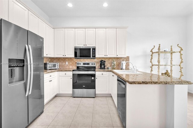 6843 Montrose Way, Boynton Beach, FL 33437 - kitchen with stainless steel appliances, a peninsula, backsplash, a sink, and stone countertops