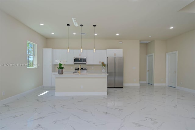 kitchen featuring stainless steel appliances, baseboards, recessed lighting, a kitchen island with sink, and white cabinets