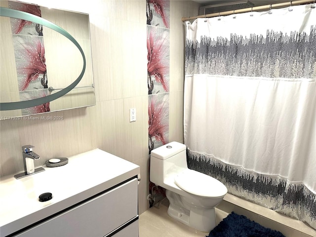 427 Golden Isles Dr Unit 5G, Hallandale Beach, FL 33009 - full bathroom with toilet, vanity, and a shower with curtain