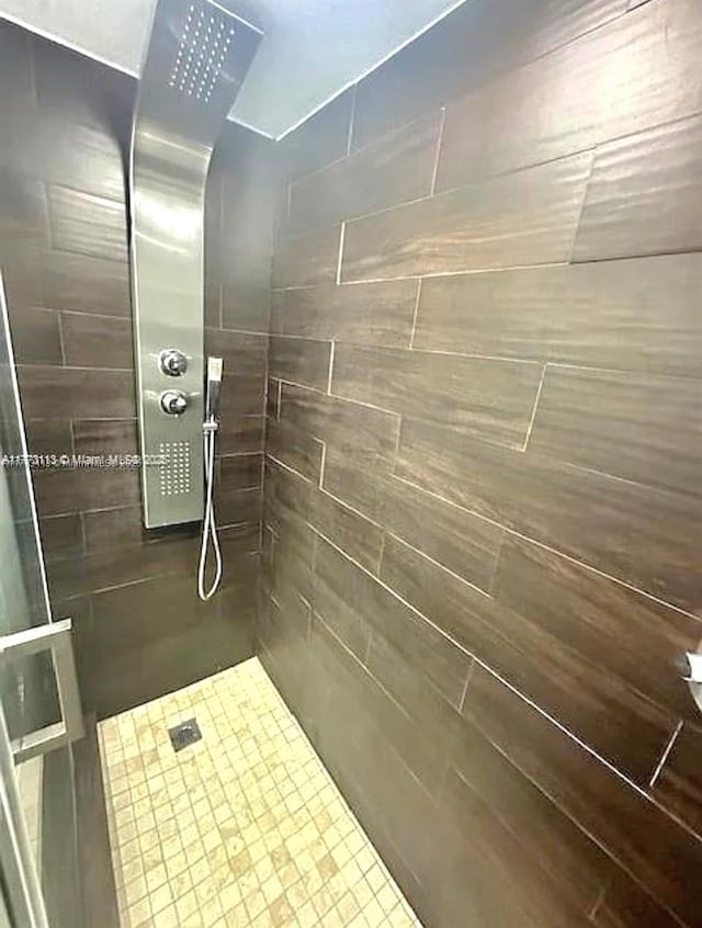 8920 Palm Tree Ln Unit 8920, Pembroke Pines, FL 33024 - bathroom with a tile shower