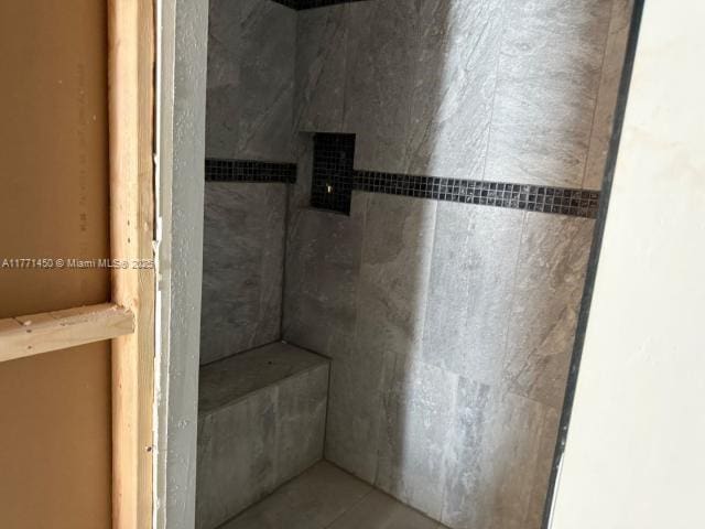 full bathroom featuring tiled shower