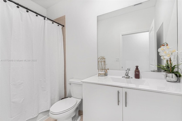 full bath with vanity, a shower with curtain, toilet, and visible vents
