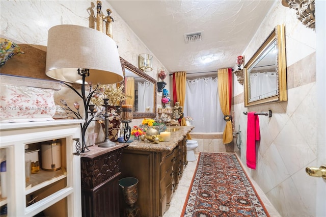 85 NW 165th St, Miami, FL 33169 - full bath with a textured ceiling, visible vents, toilet, vanity, and shower / bath combo with shower curtain