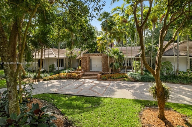 9000 Arvida Dr, Coral Gables, FL 33156 - ranch-style home with a front yard