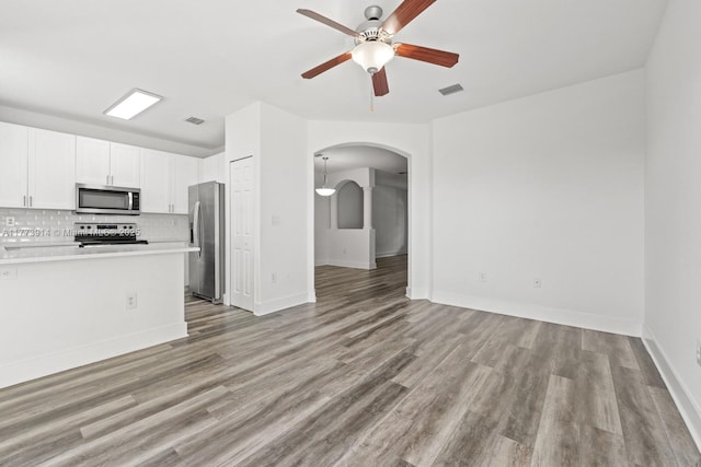2556 SE 15th Ct, Homestead, FL 33035 - kitchen with open floor plan, light countertops, stainless steel appliances, visible vents, and a ceiling fan