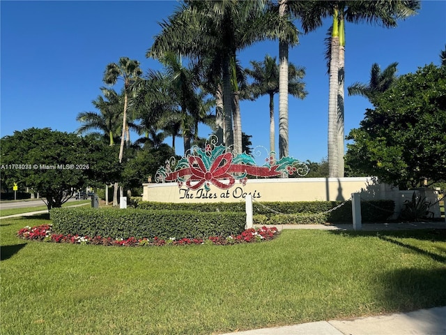 community sign featuring a yard