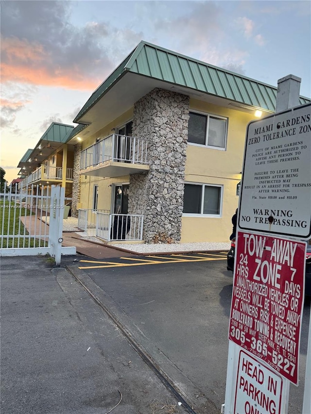505 NW 177th St Unit 103, Miami Gardens, FL 33169 - property at dusk with fence