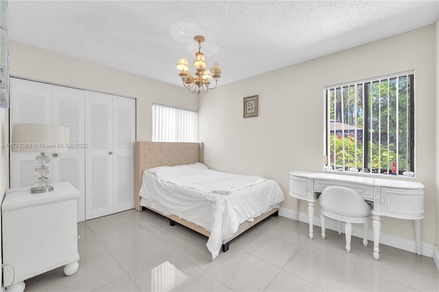 519 SW 88th Pl E, Miami, FL 33174 - bedroom featuring a chandelier, a closet, and a textured ceiling