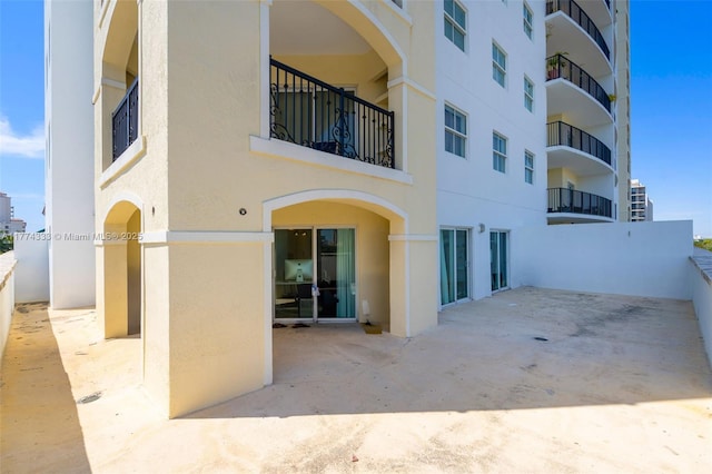 view of apartment building / complex