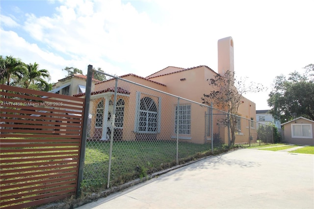 view of front of property with stucco siding, fence, and a front yard