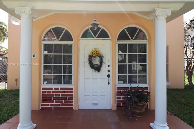 property entrance featuring stucco siding