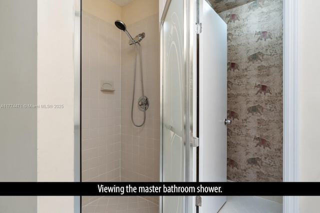 full bath with tiled shower