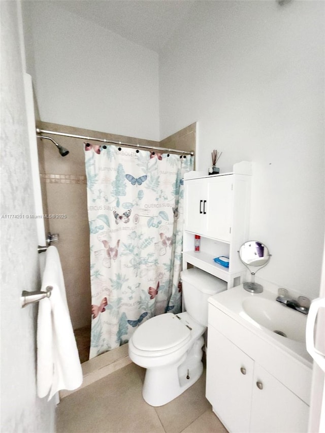 full bathroom featuring toilet, tile patterned flooring, a shower with curtain, and vanity