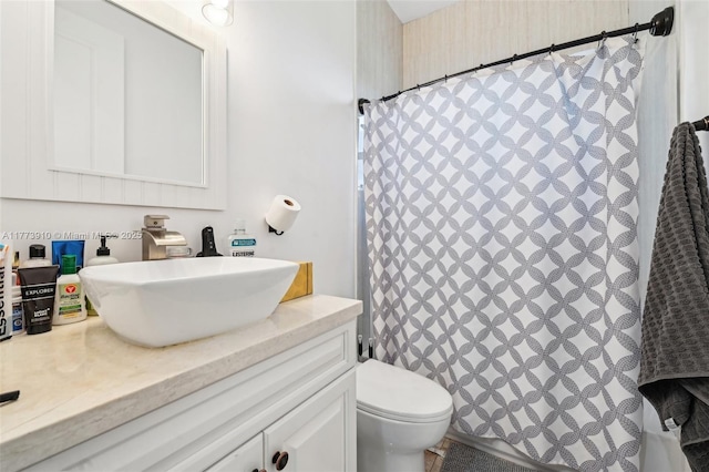 full bathroom featuring toilet, curtained shower, and vanity