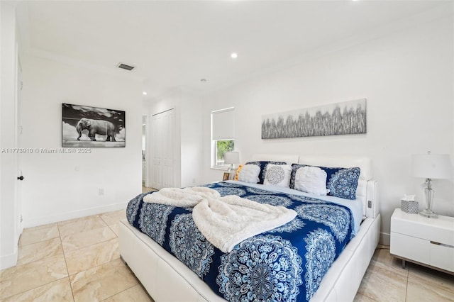 bedroom with a closet, baseboards, visible vents, and recessed lighting