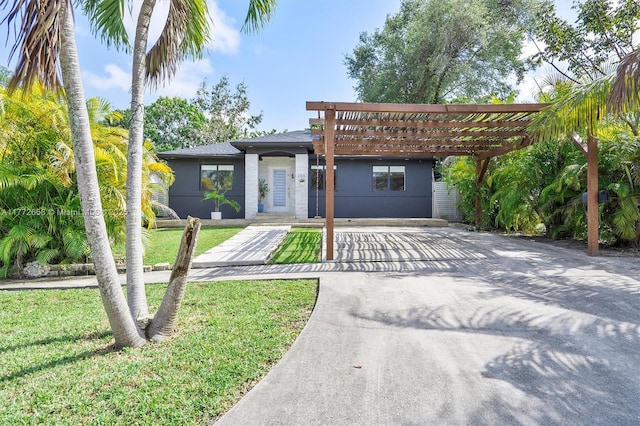 view of front of home with driveway and a front yard