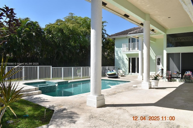 12044 NW 9th Pl, Coral Springs, FL 33071 - view of swimming pool featuring a patio, a pool with connected hot tub, and fence