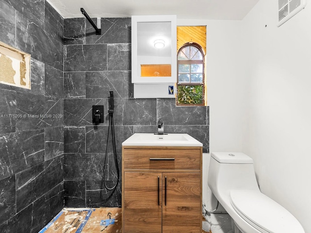 full bath featuring visible vents, toilet, backsplash, and tiled shower