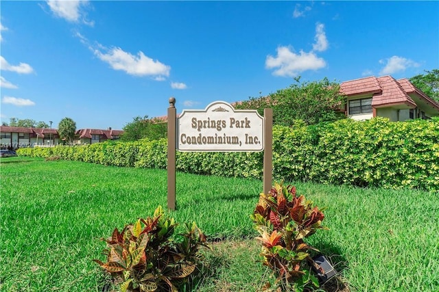 community sign featuring a yard