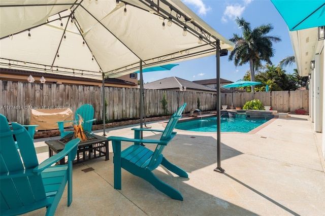 1411 SW 149th Pl, Miami, FL 33194 - view of swimming pool with a patio, a fenced backyard, a pool with connected hot tub, and a fire pit