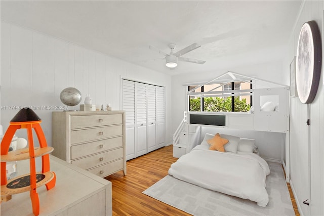 bedroom featuring light wood-style floors and a ceiling fan