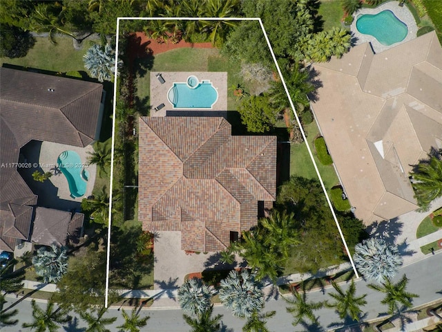 1427 Victoria Isle Dr, Weston, FL 33327 - view of property location featuring a pool and property parcel outlined