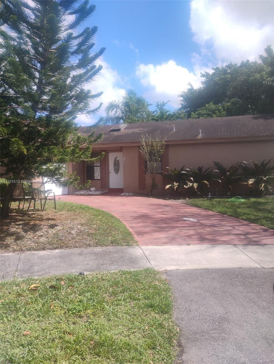 view of front of property with driveway and stucco siding