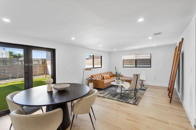 dining space featuring baseboards, light wood-style floors, visible vents, and recessed lighting