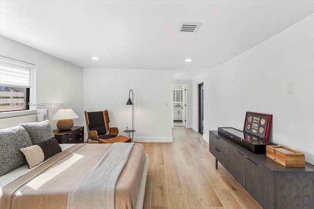 bedroom with baseboards, visible vents, recessed lighting, and light wood-style floors