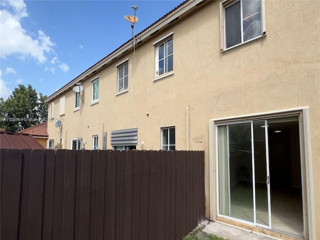 100 SW 15th Ave, Homestead, FL 33030 - view of side of home featuring stucco siding and fence