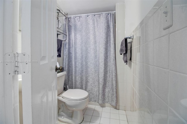 9215 SW 44th St, Miami, FL 33165 - full bath with tile patterned flooring, toilet, and a shower with shower curtain