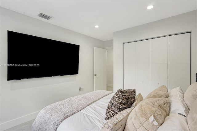 bedroom with a closet, baseboards, visible vents, and recessed lighting
