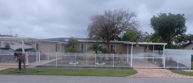view of front of property featuring stucco siding, a gate, and a fenced front yard