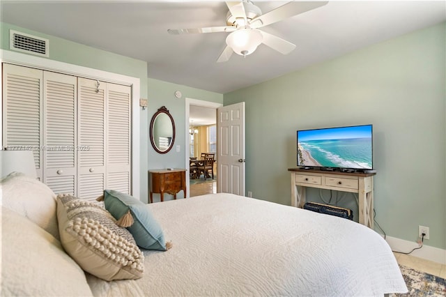 bedroom featuring visible vents, ceiling fan, a closet, and baseboards