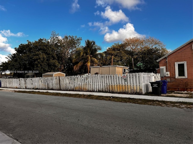 1023 N 25th Ave, Hollywood, FL 33020 - exterior space featuring a fenced front yard
