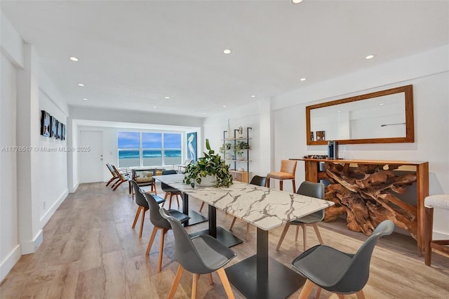 dining space featuring light wood-style floors, recessed lighting, and baseboards