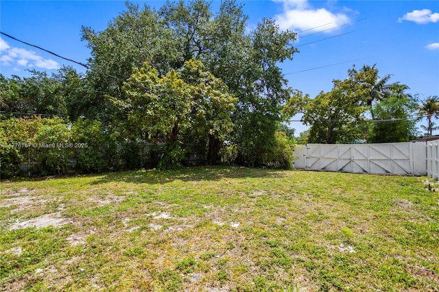 1640 NE 183rd St, North Miami Beach, FL 33179 - view of yard