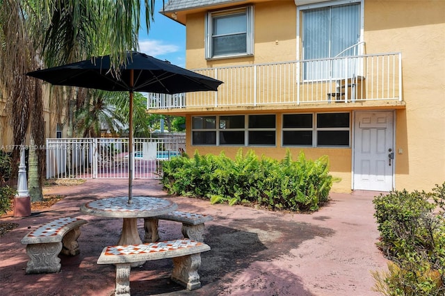 4061 N Dixie Hwy Unit 29, Oakland Park, FL 33334 - rear view of property featuring a balcony, stucco siding, and a patio