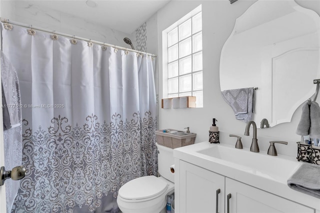 bathroom with a shower with curtain, toilet, and vanity