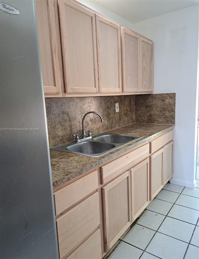28315 SW 141st Pl Unit 28315, Homestead, FL 33033 - kitchen featuring a sink, light brown cabinetry, light tile patterned floors, decorative backsplash, and baseboards