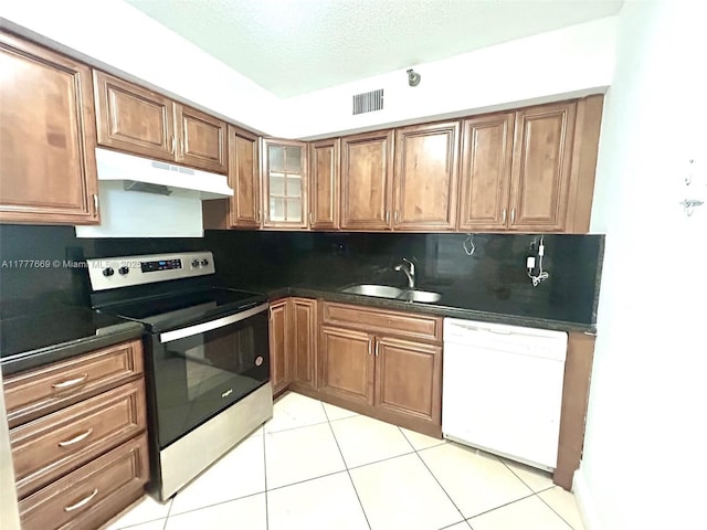 kitchen with under cabinet range hood, stainless steel electric stove, a sink, visible vents, and white dishwasher